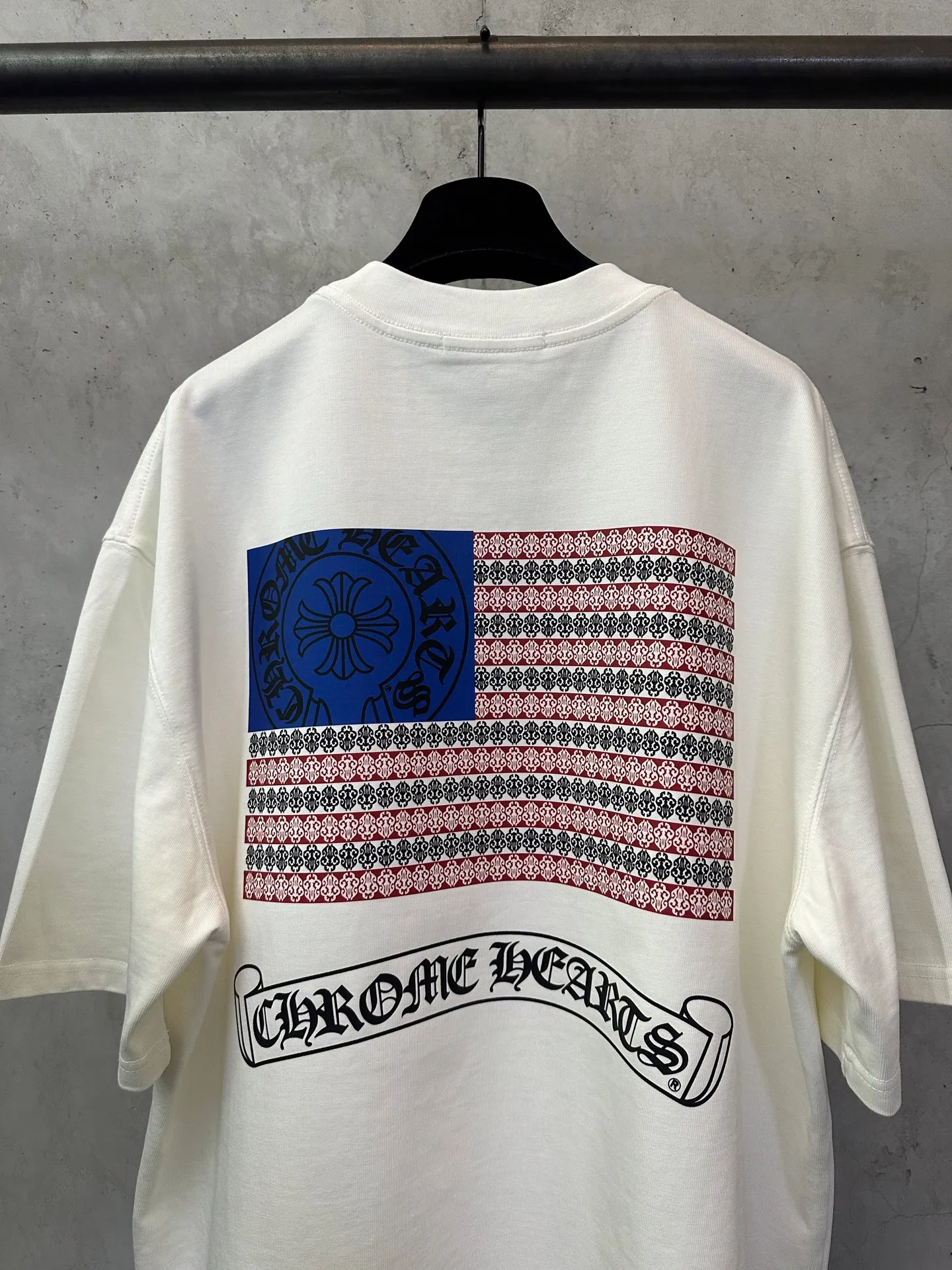 P260 Chrome Hearts 25ss Sanskrit flag printed round neck short-sleeved T-shirt. Fabric is high-definition and super heavy. Cotton double yarn compact Xinjiang cotton. Weight 400g. Paired with 2*2 Salona ribs. 420g. Clean cloth. Clear texture. Tight feel. Stiff. High color fastness. No deformation. No discoloration. Customized hardware. Threads. Accessories. Alignment. Uniform for men and women. -Color: Black White -Size: XS S M L XL